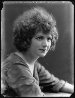 Elsie Carlisle at the Bassano Studios (August 22, 1919) - NPG x103149