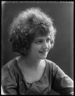 Elsie Carlisle at the Bassano Studios (August 22, 1919) - NPG x103150