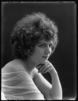 Elsie Carlisle at the Bassano Studios (August 22, 1919) - NPG x103151