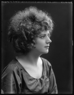 Elsie Carlisle at the Bassano Studios (August 22, 1919) - NPG x103152